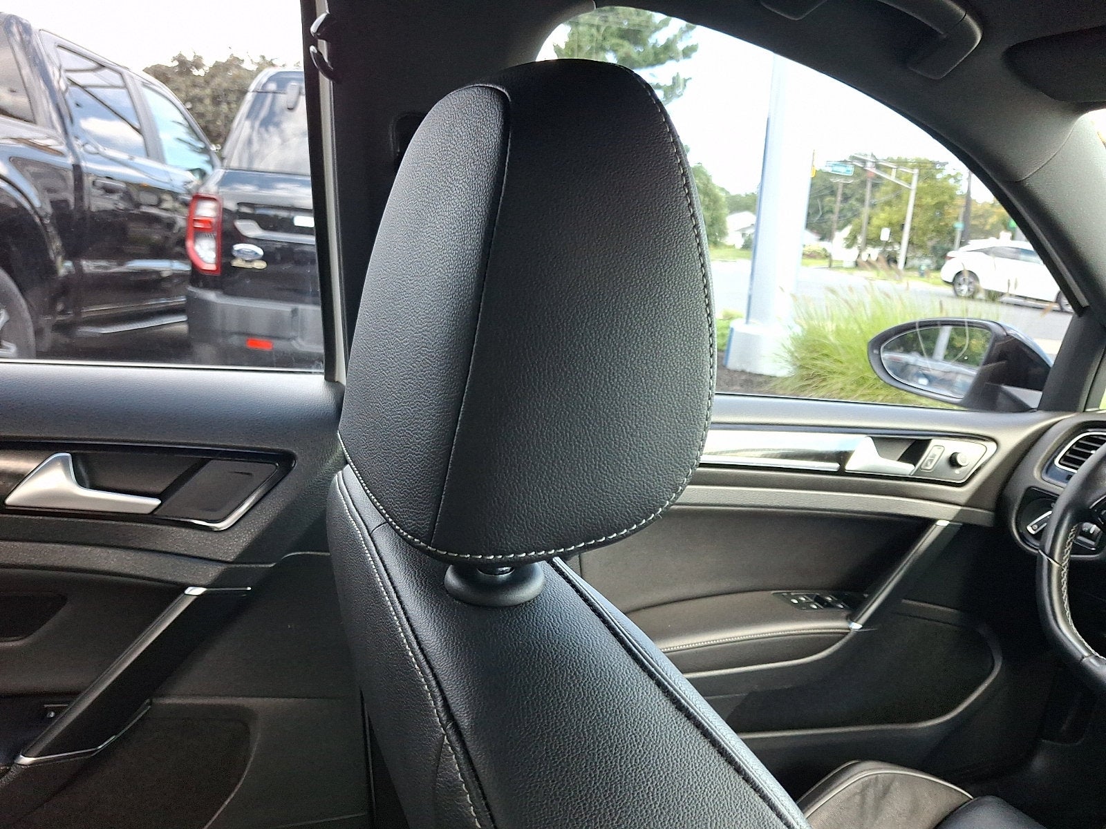 2018 Volkswagen Golf R 2.0T w/DCC & Navigation