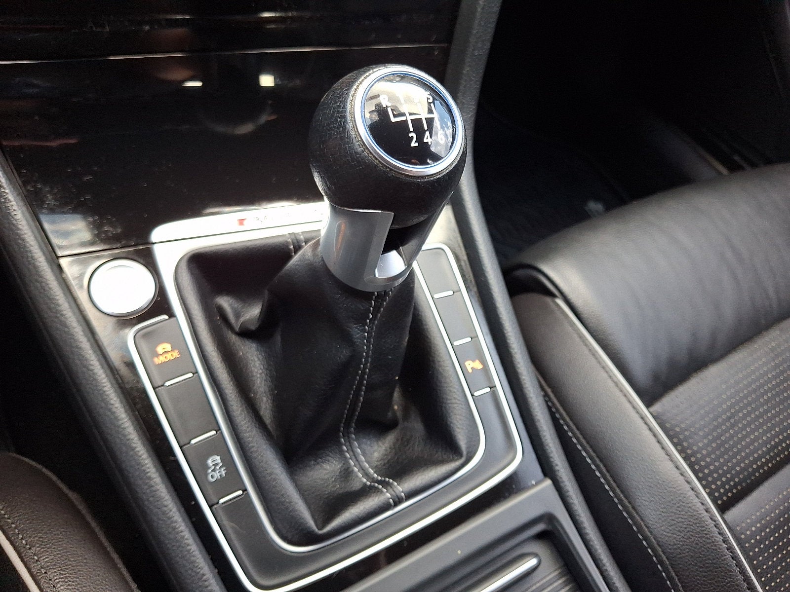 2018 Volkswagen Golf R 2.0T w/DCC & Navigation