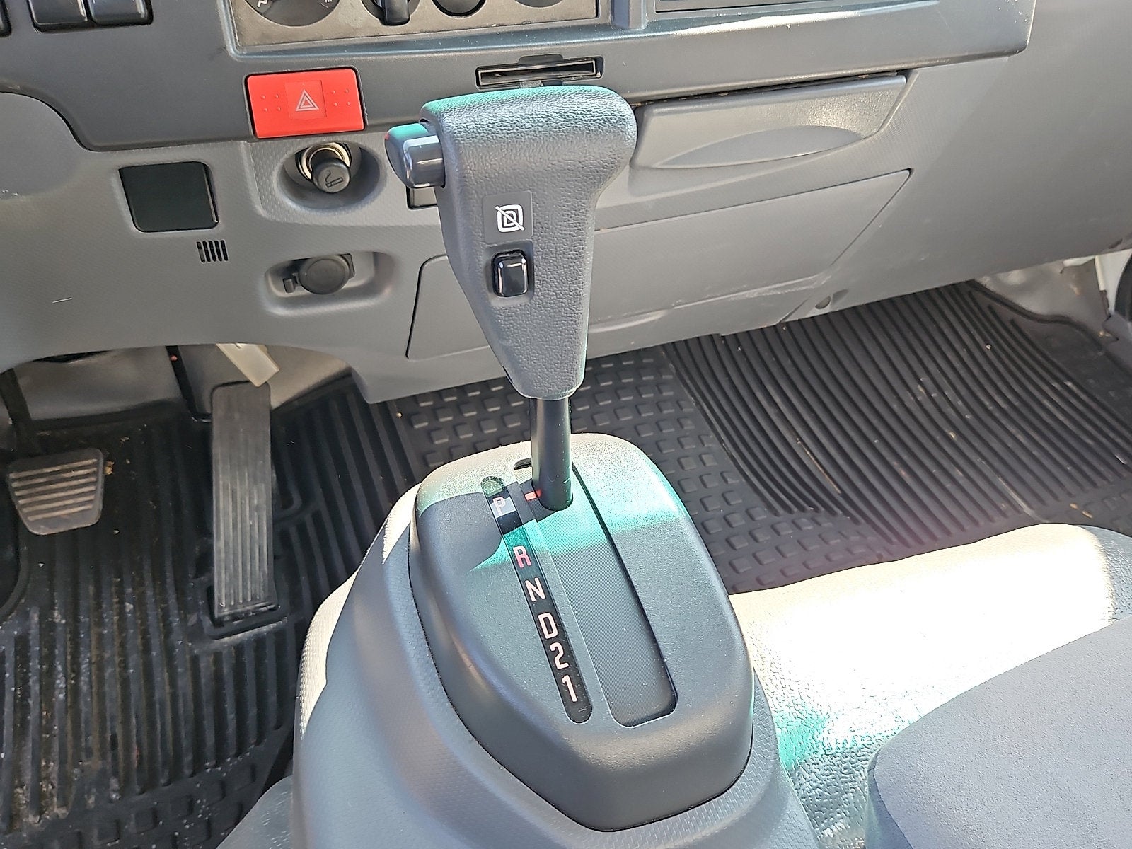 2019 Isuzu NRR 20' Box Truck W/Power Liftgate